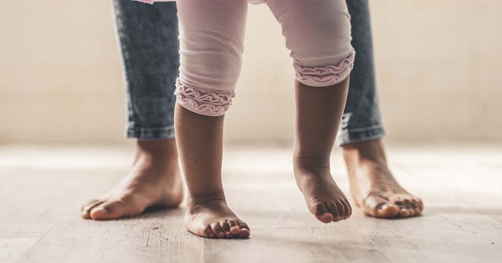 Pisada diferente na criança: quando é normal e quando se preocupar?